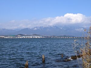 琵琶湖の両岸を結ぶ琵琶湖大橋（守山側から）